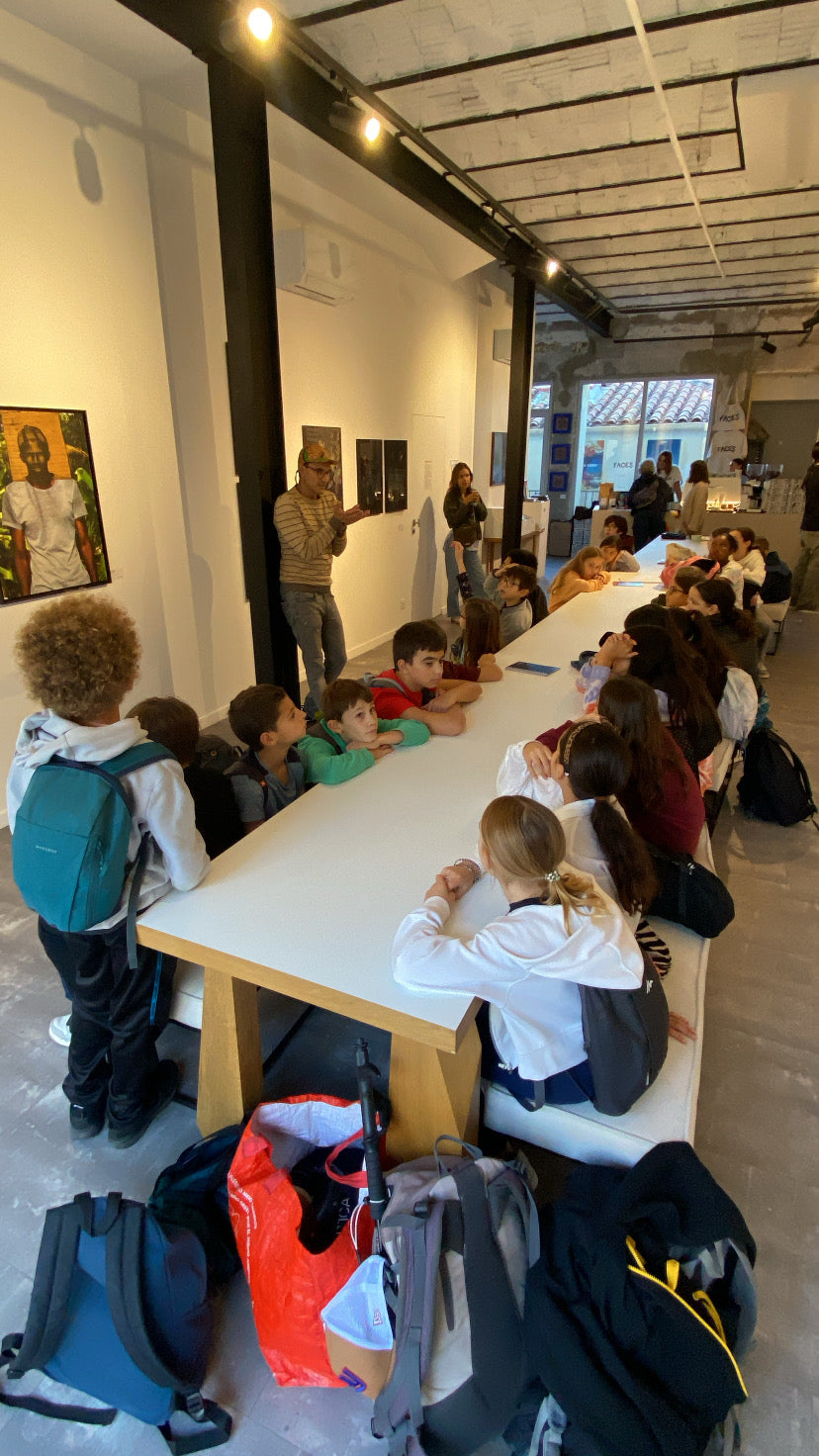 Visite de la galerie par une classe de primaire.