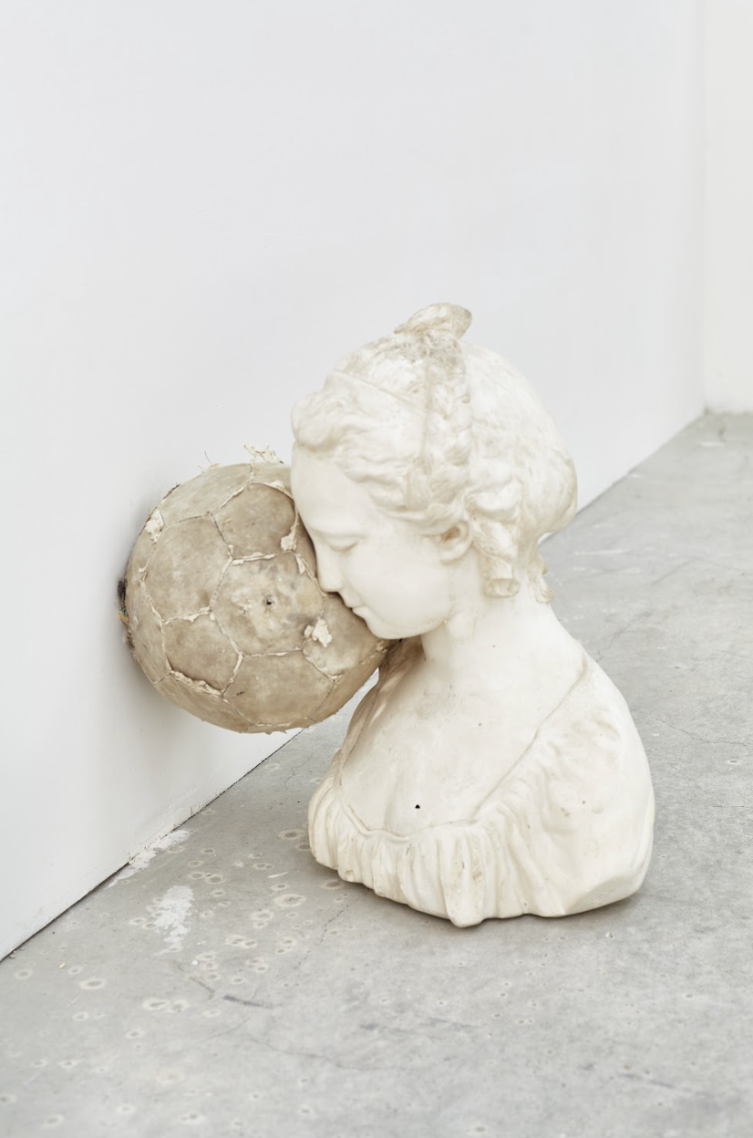 Baptiste Croze & Linda Sanchez : Chercheuse d’esprit / ballon serie "Les Formes Données"