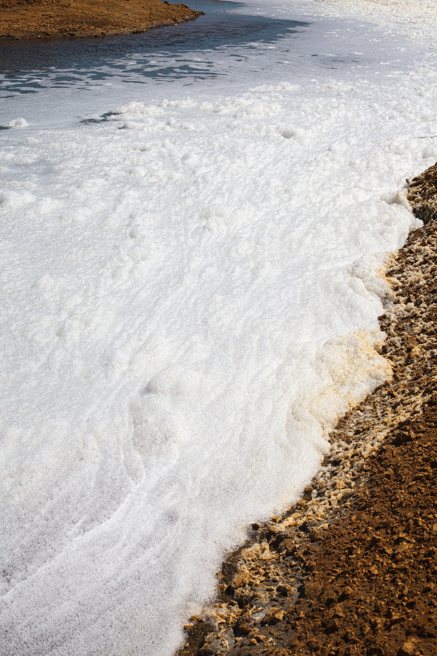 Dominika Troicka - Mousse cumulée sur l'eau dans les salins, sodium