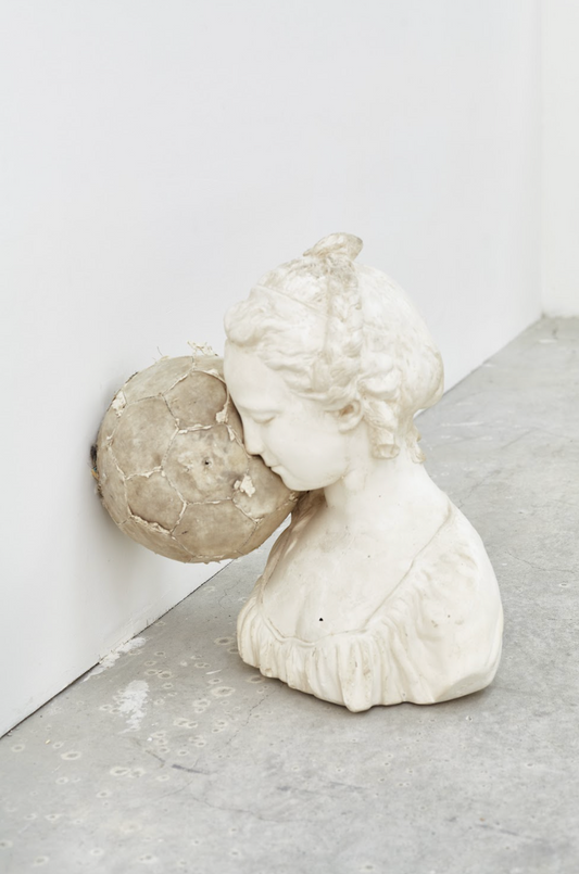 Baptiste Croze &  Linda Sanchez : Chercheuse d’esprit / ballon serie "Les Formes Données"